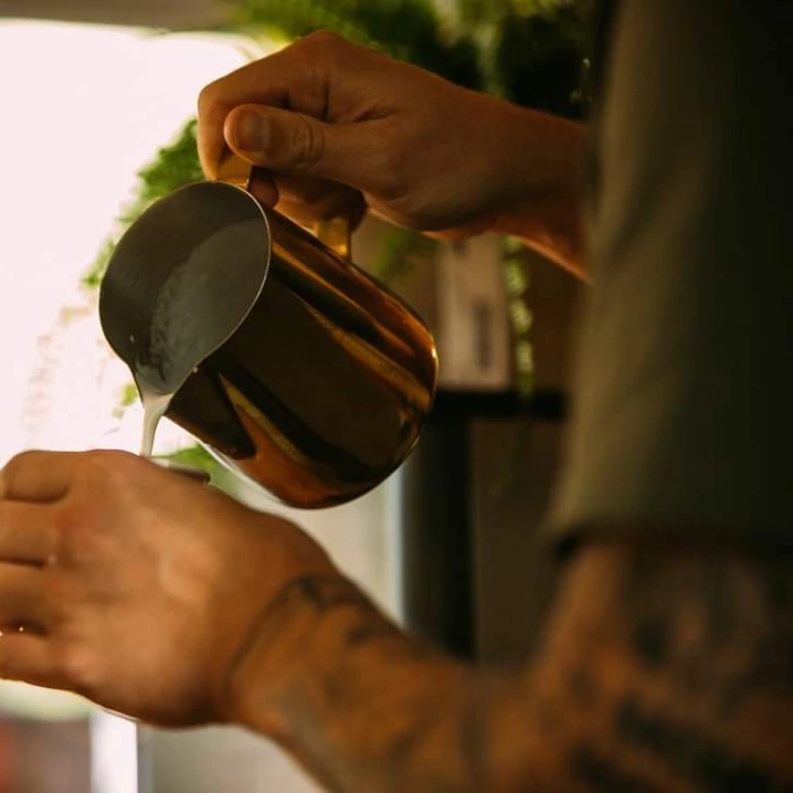 Barista-op-locatie-caffeine-boys-melkkan-baristo