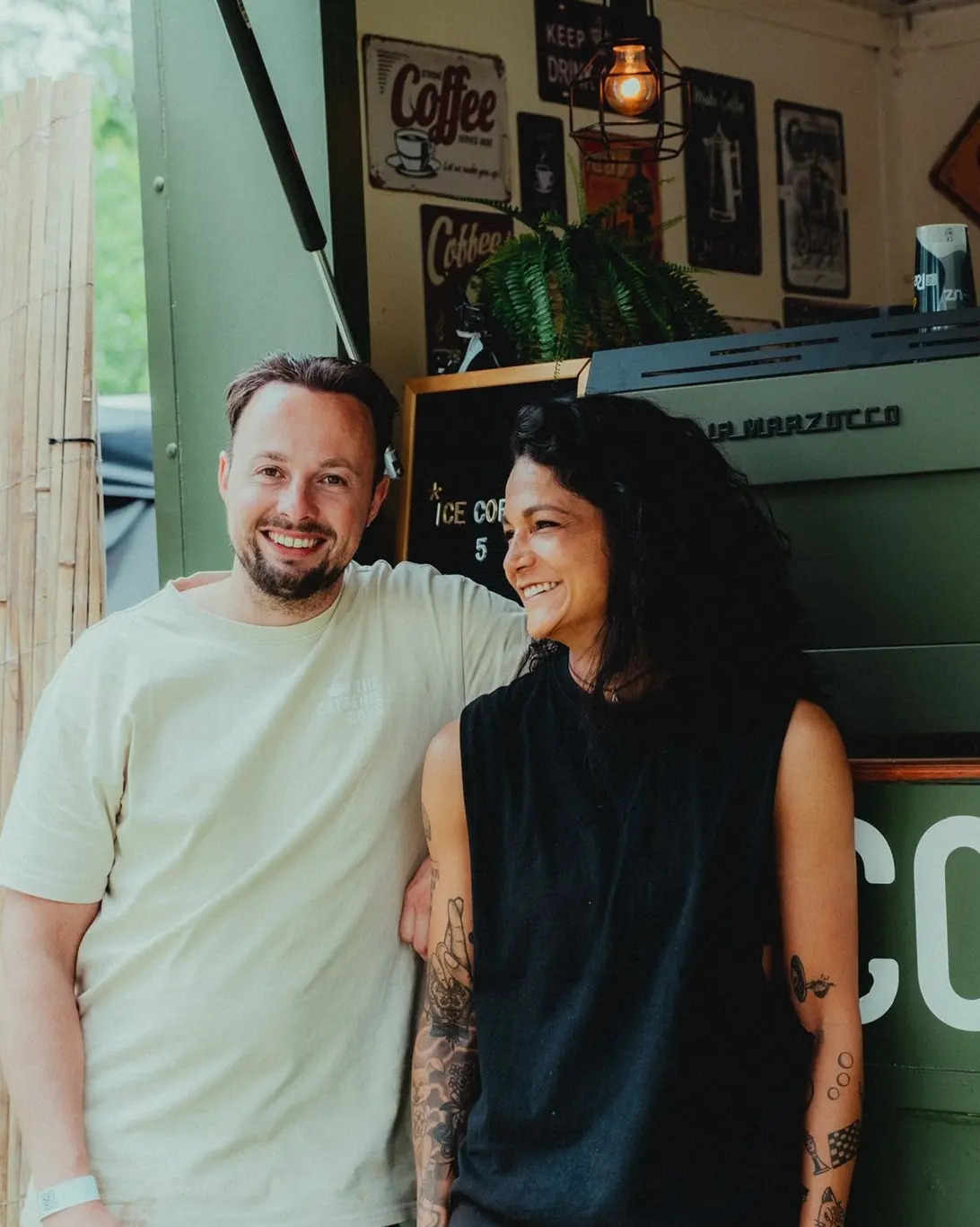 the-caffeine-boys-op-locatie -team